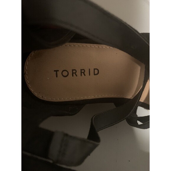 TORRID WOMEN’S SIZE 7.5 WW STRAPPY FLATFORM SANDAL - FAUX SUEDE BLACK - Picture 7 of 10